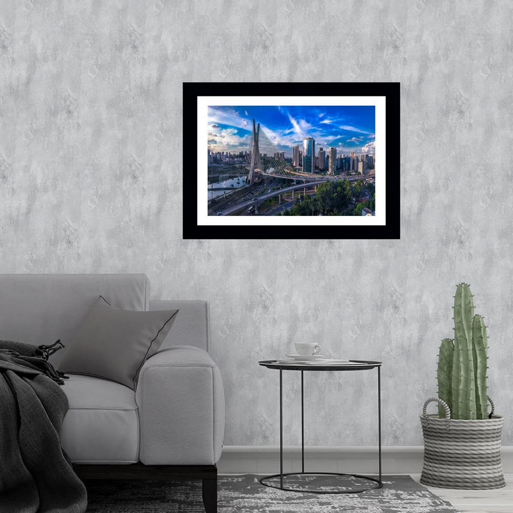 Quadro São Paulo, Brasil - Ponte Estaiada, com medida de 47x61 com moldura Preta e paspatur branco com vidro de 4mm