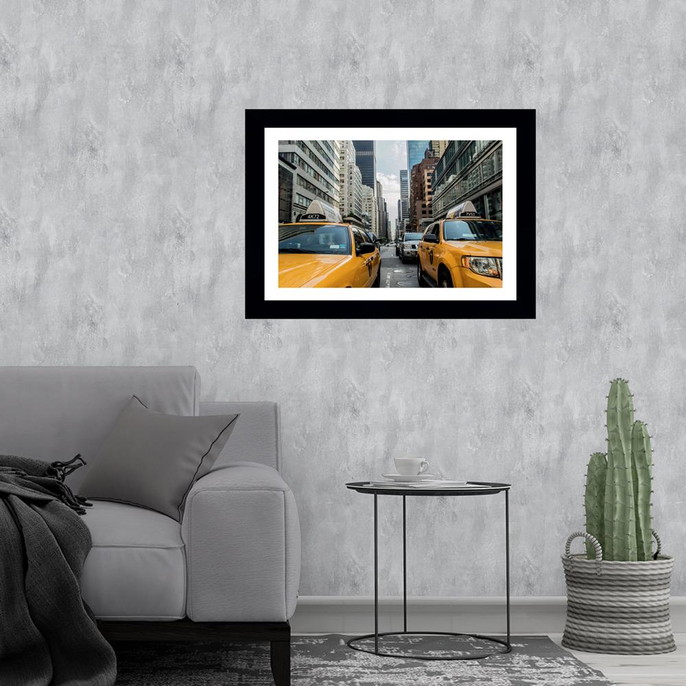 Quadro Taxi na Times Square, Nova York, com medida de 47x61 e moldura Preta e paspatur branco, com vidro de 4mm