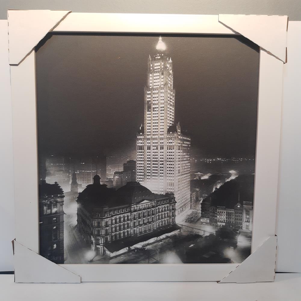 Quadro Em Preto E Branco Edifício Iluminado, Moldura Branca De Madeira(32x24). Outlet